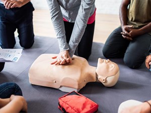 ¿Cómo integrar la formación en emergencias en el plan de onboarding de nuevos empleados?