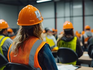 ¿Con qué frecuencia deben revisarse y actualizarse los planes de emergencia?