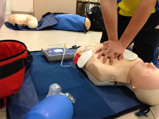 Curso de RCP y manejo del desfibrilador. (DESA). Certificado por ERC. Ed Santiago