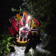  Trabajo en operaciones nocturnas durante inundaciones. 
