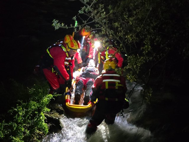  Trabajo en operaciones nocturnas durante inundaciones. 